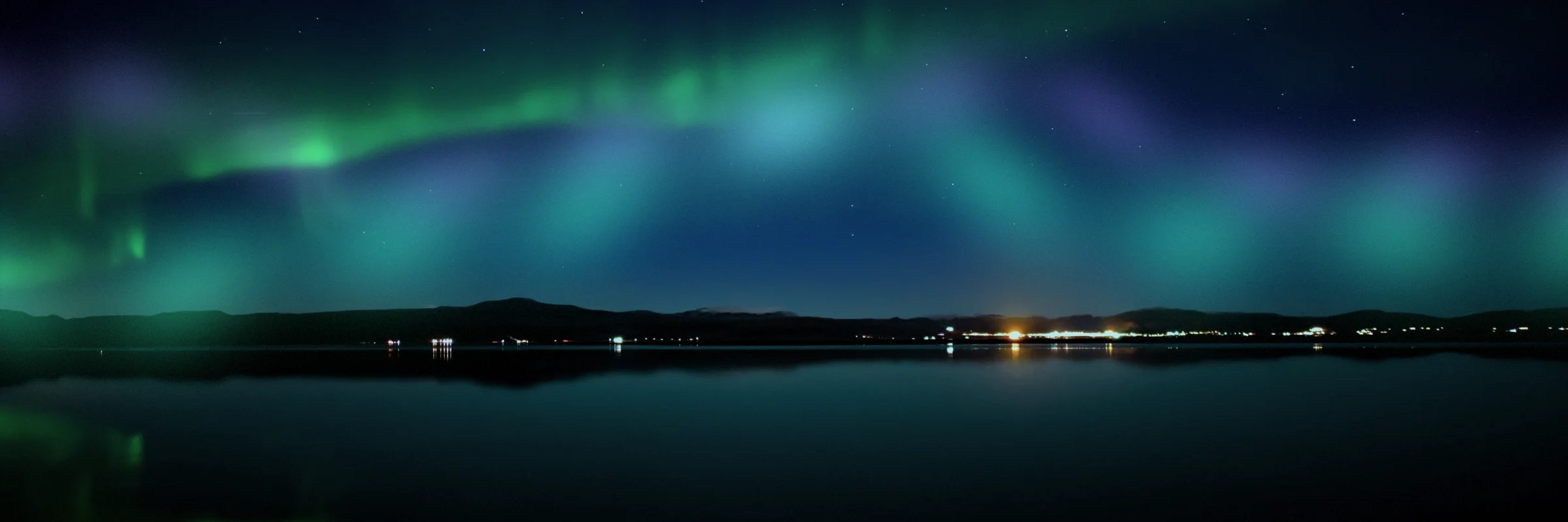 Revontulet järven yllä